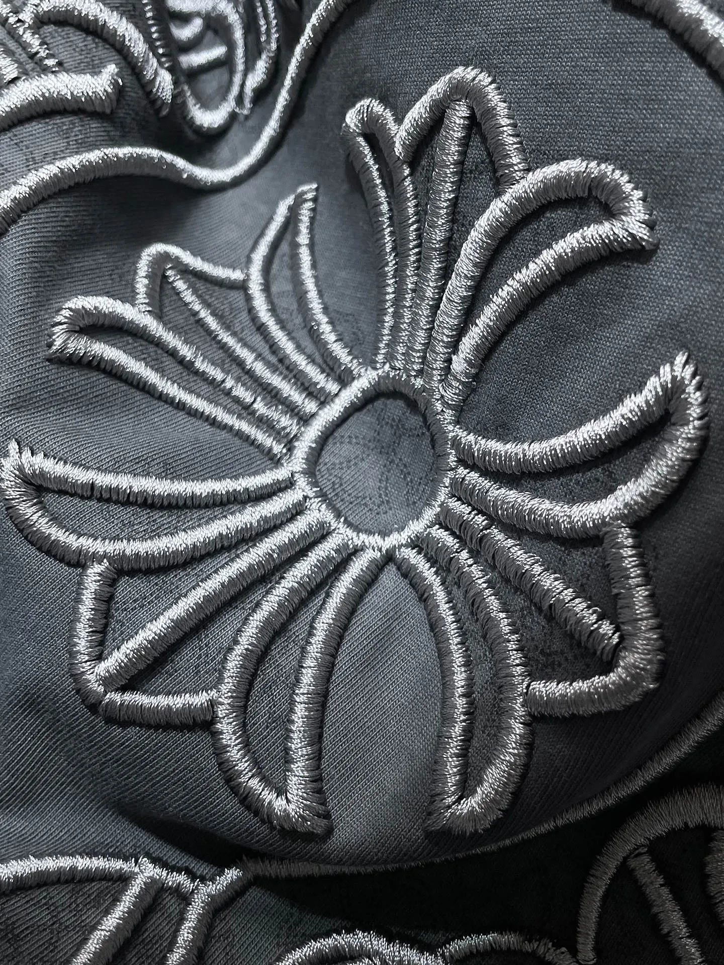 P180 New for summer Chrome Hearts 25ss frayed version, high weight, environmentally friendly, high-quality top-grade fabric, 280g Cromat hoof Sanskrit cross embroidery, hand-painted short sleeves, vacuum embroidery method! Heavy embroidery! ! ! Tens of thousands of needles! ! Counter synchronization 1:1 replica version Recommended colors: black white gray code size: S, M, L, XL